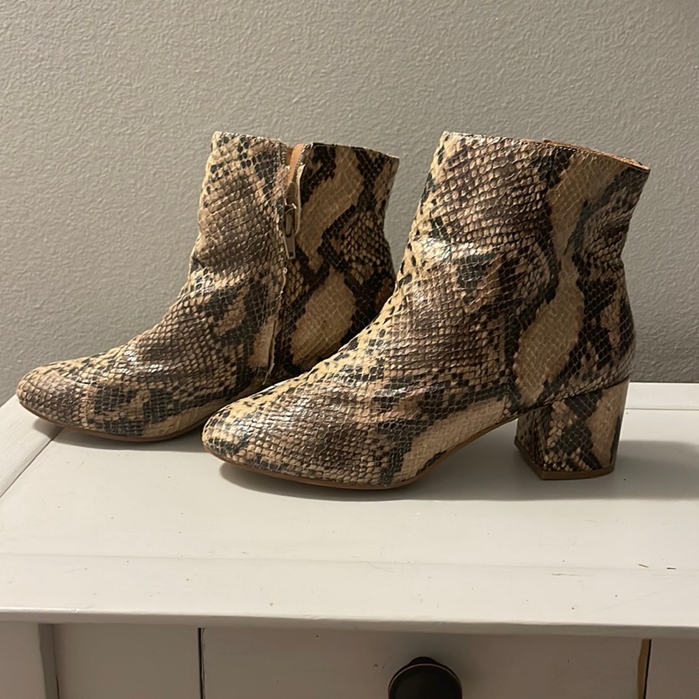 Urban Outfitters Snakeskin Ankle booties—size 10